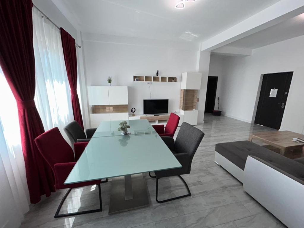 Marvellous Aparthotel With Master Apartments Сучава Екстер'єр фото