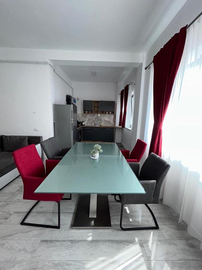 Marvellous Aparthotel With Master Apartments Сучава Екстер'єр фото